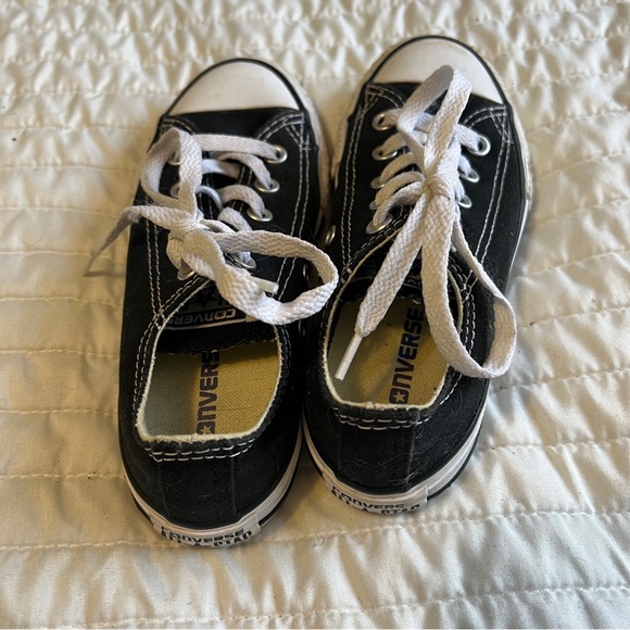 12 Kids Converse Black Canvas Low-Top Sneakers with White Laces - Picture 3 of 4